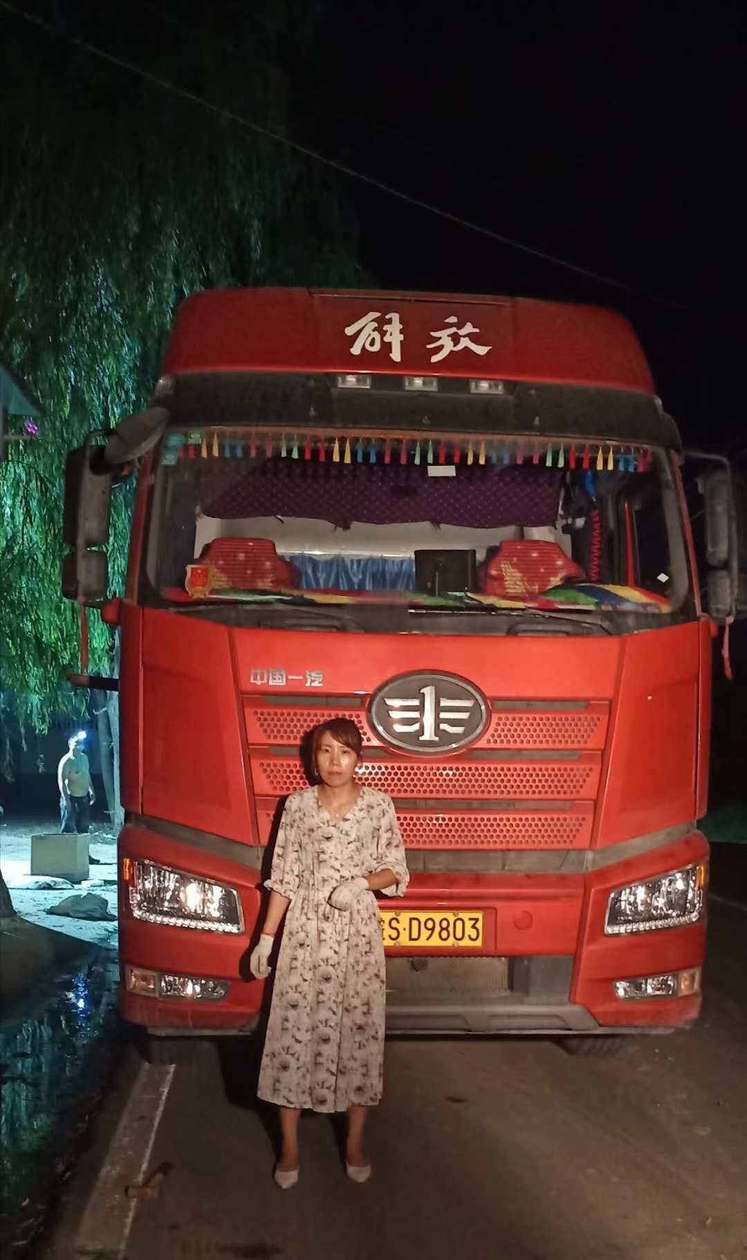 ，有自動拔管自動落管功能，可定制左右側(cè)推功能，配有三片打孔刀，打孔刀是防傷紙刀組，